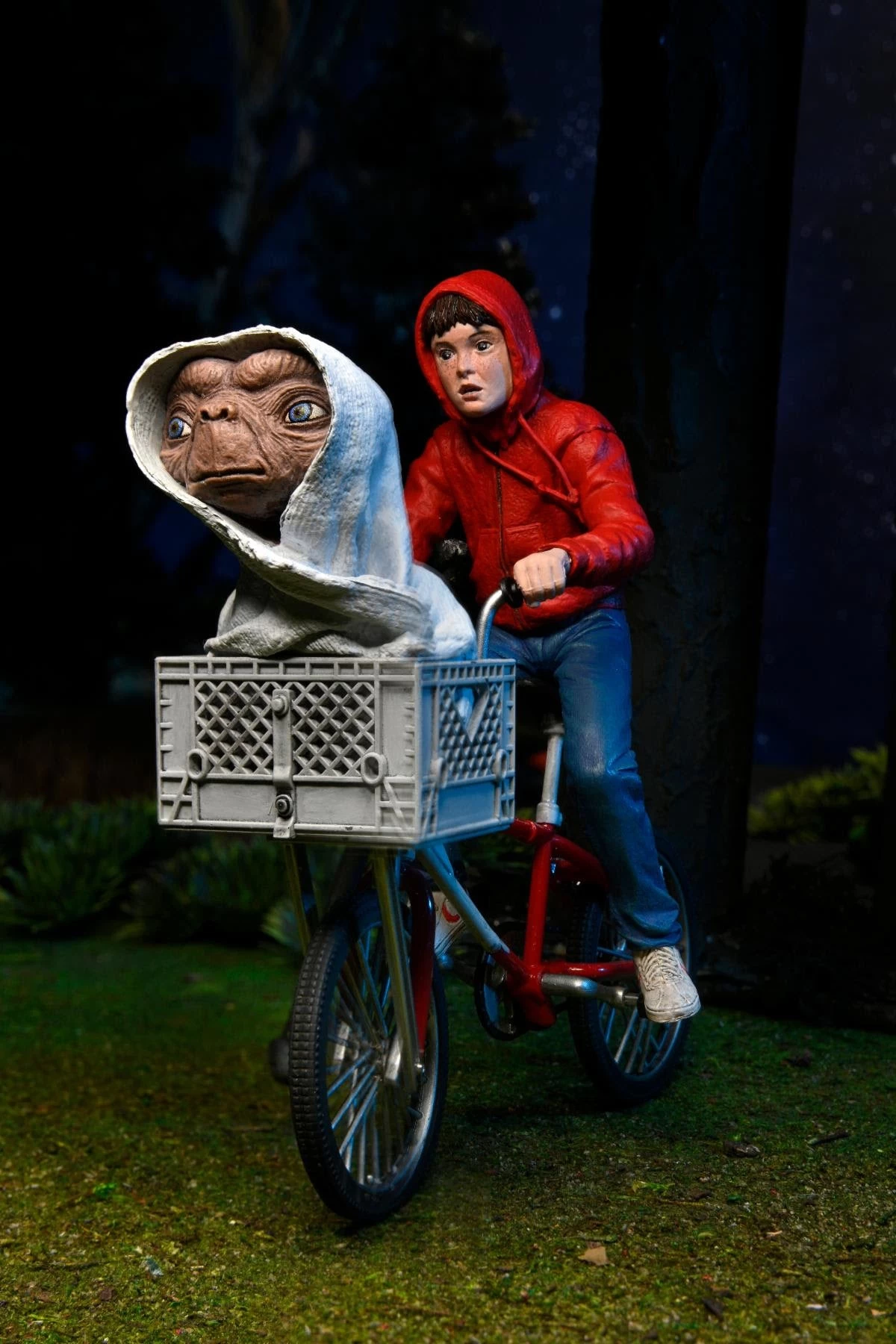 E.T. The Extra-Terrestrial 40th Anniversary: 7" Scale Action Figure - Elliott & E.T. On Bicycle 5 E.T. The Extra-Terrestrial 40th Anniversary: 7" Scale Action Figure - Elliott & E.T. On Bicycle - Image 3