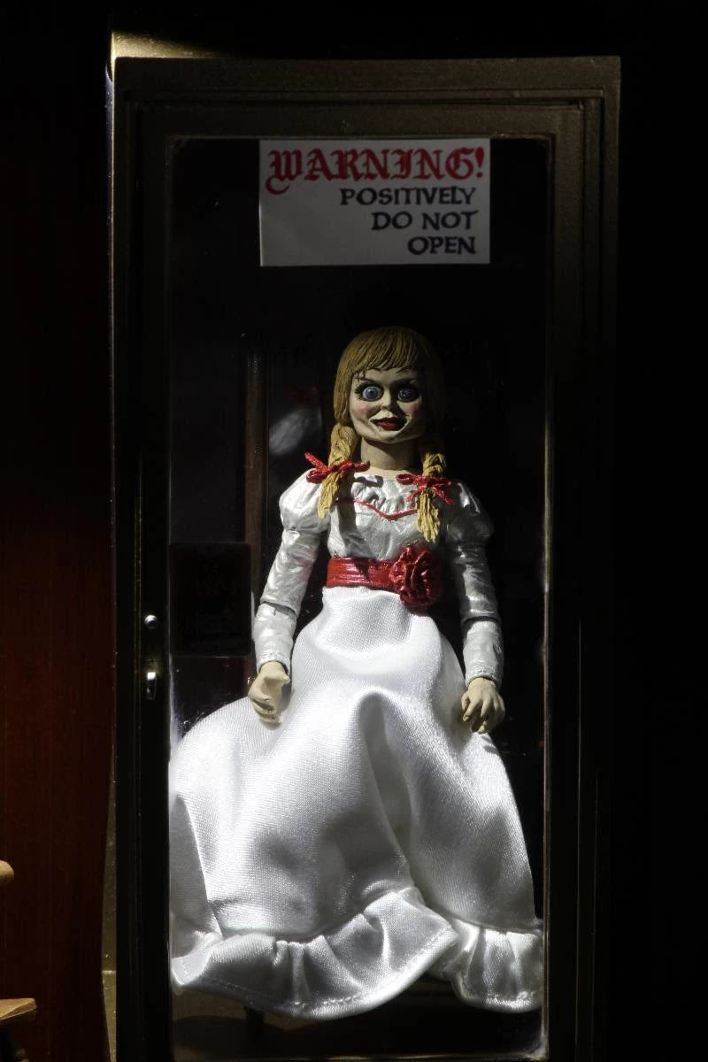 The Conjuring Universe - 7" Scale Action Figure: Ultimate Annabelle (Annabelle 3) 4 The Conjuring Universe - 7" Scale Action Figure: Ultimate Annabelle (Annabelle 3) - Image 2