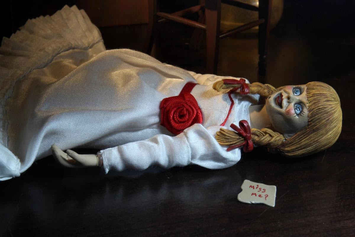 The Conjuring Universe - 8" Clothed Figure - Annabelle (Annabelle Comes Home) 6 The Conjuring Universe - 8" Clothed Figure - Annabelle (Annabelle Comes Home) - Image 4