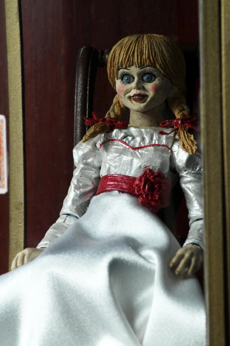 The Conjuring Universe - 7" Scale Action Figure: Ultimate Annabelle (Annabelle 3) 6 The Conjuring Universe - 7" Scale Action Figure: Ultimate Annabelle (Annabelle 3) - Image 4