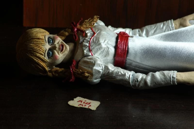 The Conjuring Universe - 7" Scale Action Figure: Ultimate Annabelle (Annabelle 3) 7 The Conjuring Universe - 7" Scale Action Figure: Ultimate Annabelle (Annabelle 3) - Image 5